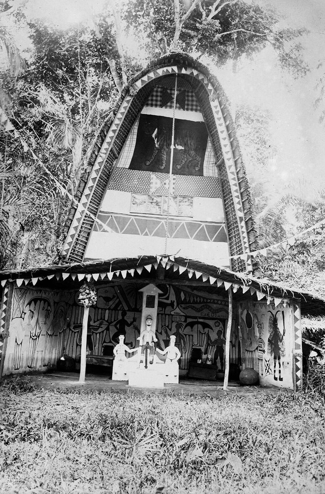 Effigy, Nigeria, Anua Uyo district. Photo by catholic mission. ORIGINAL GLASS NEG BROKEN. Wellcome Collection. Attribution 4.0 International (CC BY 4.0)